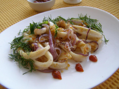 Fried squid in breadcrumbs with garlic and onion