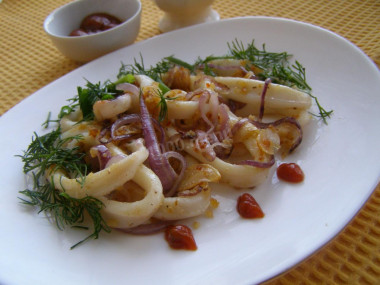 Fried squid in breadcrumbs with garlic and onion