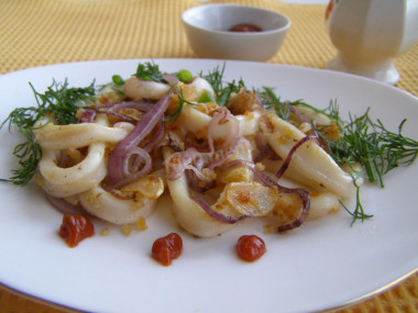 Fried squid in breadcrumbs with garlic and onion