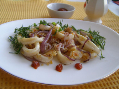 Fried squid in breadcrumbs with garlic and onion