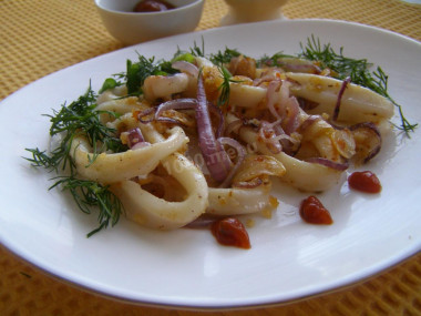 Fried squid in breadcrumbs with garlic and onion