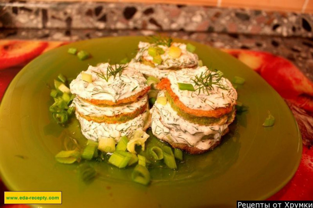 Fried zucchini with sour cream