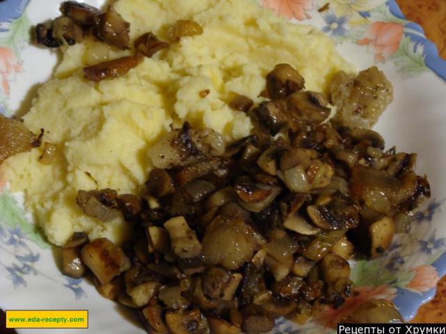 Fried mushrooms with onions in lard