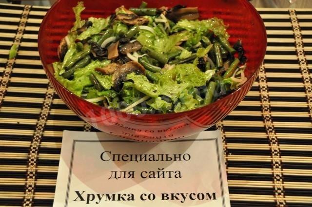 Salad with fried mushrooms and green beans