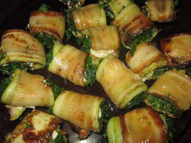 Zucchini rolls with melted cheese, mayonnaise and parsley