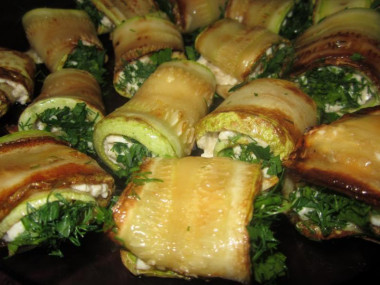 Zucchini rolls with melted cheese, mayonnaise and parsley