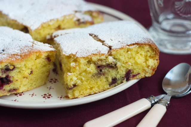 Turmeric and cinnamon cake on kefir