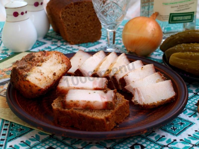 Boiled pork belly in onion husks