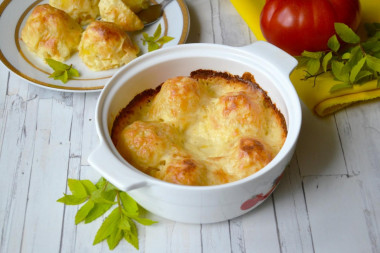 Boiled potatoes baked in the oven with cheese