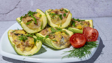 Stuffed zucchini boats with tuna