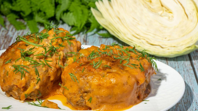 Lazy cabbage rolls in the oven with pepper in sour cream and tomato sauce