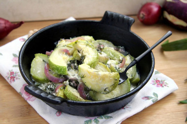 Young zucchini with onion and parsley with sour cream