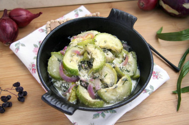 Young zucchini with onion and parsley with sour cream