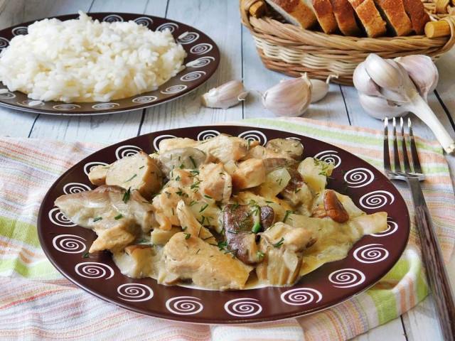 Chicken fillet in cream with mushrooms, garlic, onion