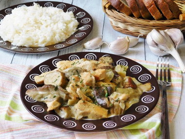 Chicken fillet in cream with mushrooms, garlic, onion