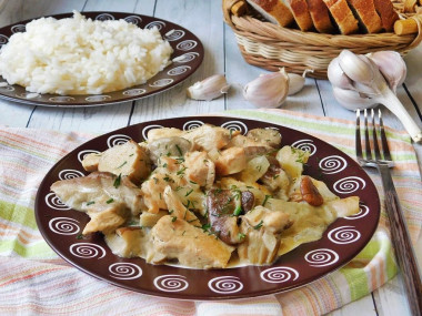 Chicken fillet in cream with mushrooms, garlic, onion