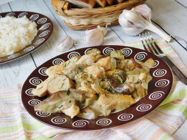 Chicken fillet in cream with mushrooms, garlic, onion