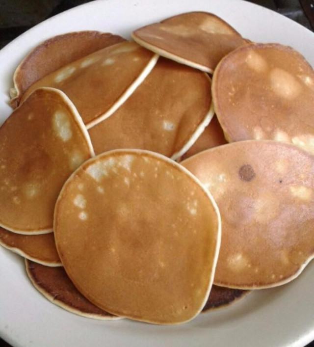 Small pancakes with baking soda and baking powder