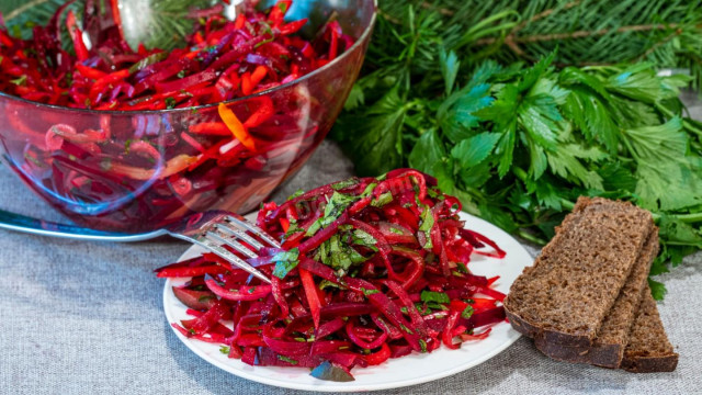 Beetroot and boiled carrot salad with onions