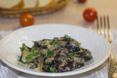 Mushrooms in sour cream with onions baked under cheese