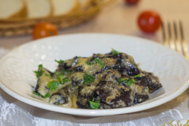 Mushrooms in sour cream with onions baked under cheese