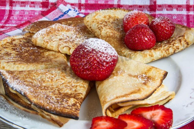 Wholemeal pancakes with milk and egg