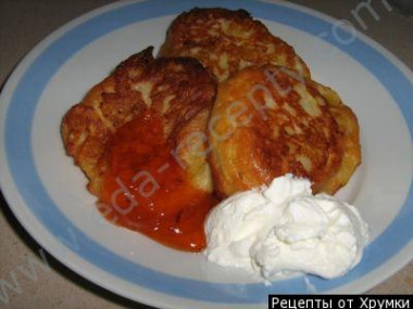 Apple pancakes with cinnamon in milk