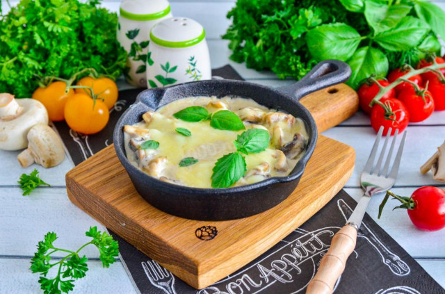 Julienne with mushrooms in a pan with sour cream classic 1