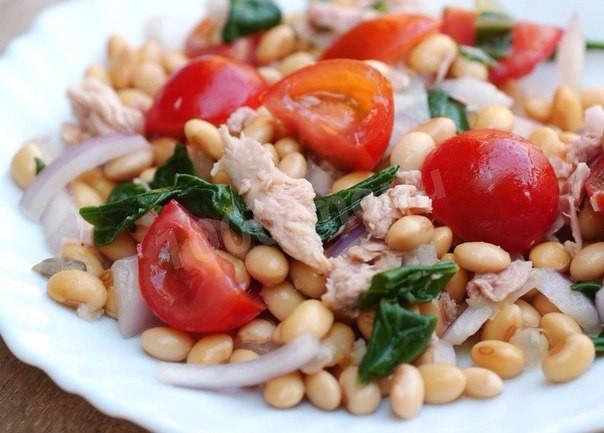 Tuna salad with boiled beans and fried zucchini