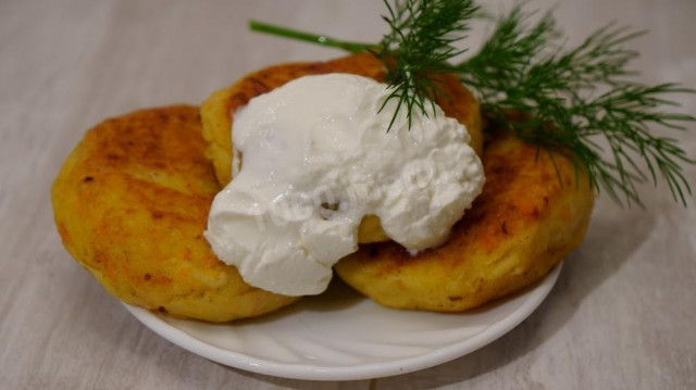 Potato patties with vegetables and lemon juice