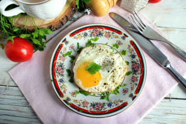 Fried eggs with herbs and black pepper