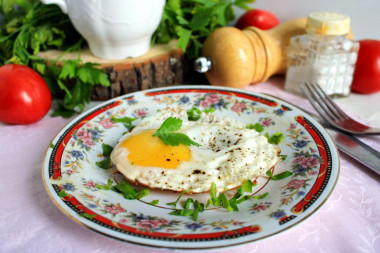 Fried eggs with herbs and black pepper