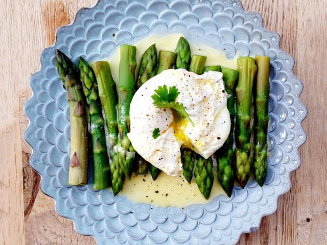 Boiled green asparagus