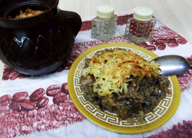 Mushrooms in pots with cheese onion chicken