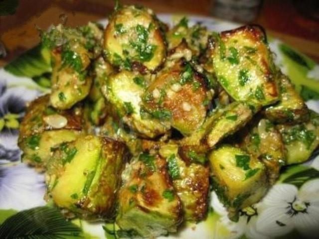 Garlic-nut zucchini