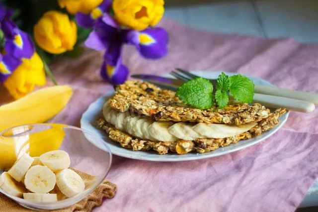 Oatmeal with candied fruits, raisins and banana