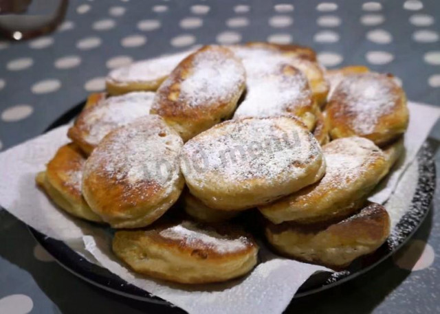 Pancakes on yogurt without yeast are fast and delicious