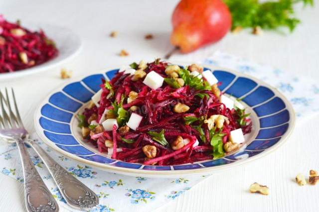 Raw beetroot salad with cheese and pear