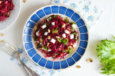 Raw beetroot salad with cheese and pear