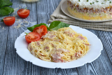 Pasta carbonara with bacon and cream classic