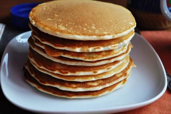 Pancakes made from oatmeal, fermented baked milk and bananas