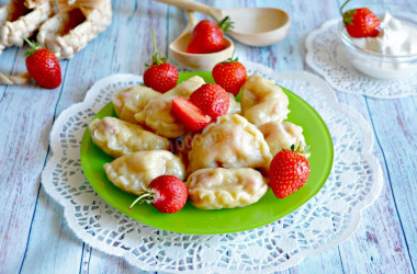 Dumplings with strawberries