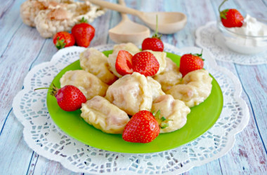 Dumplings with strawberries