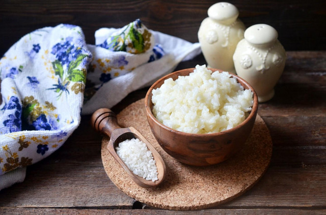 Crumbly rice to garnish in a saucepan