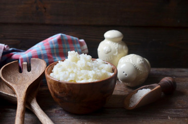 Crumbly rice to garnish in a saucepan