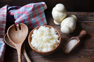 Crumbly rice to garnish in a saucepan