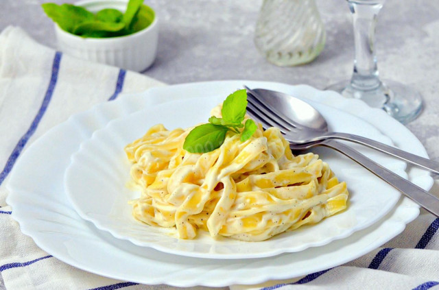 Pasta in cream sauce