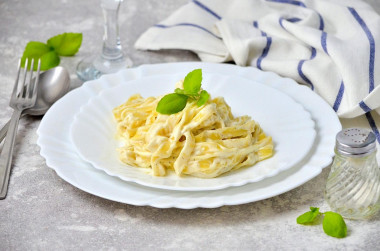 Pasta in cream sauce