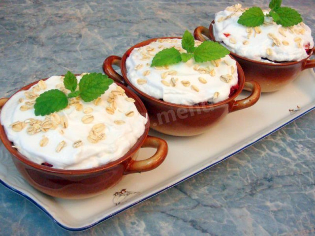 Airy dessert with strawberries and oatmeal