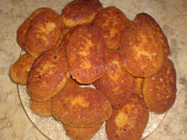 Fresh frozen tuna fillet cutlets with garlic